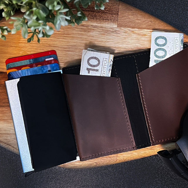 Alogy Portfel na dokumenty Smart Wallet z miejscem na AirTag na karty gotówkę Brązowy